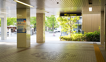 東出口から駅を出ていただき