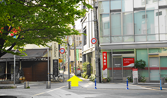 但馬銀行と赤い看板のワインバーの間の路地を進みます。