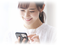 スマートフォンで相談する女性